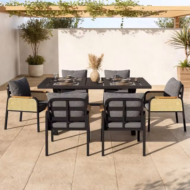 Set di divano da giardino Minimal in metallo e rattan con cuscini inclusi, disponibile in nero o marrone