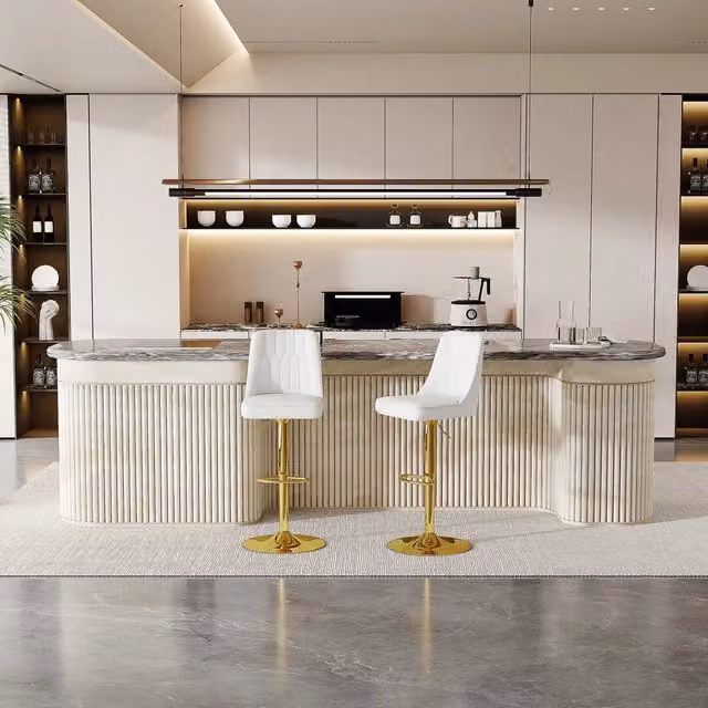 Sgabello da bar OKWISH girevole a 360° con schienale in ecopelle bianca e dettagli oro, regolabile in altezza