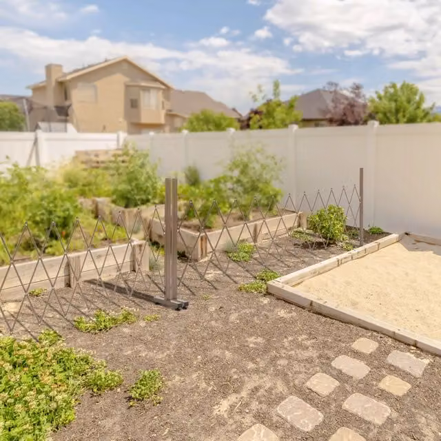 Barriera estensibile a forbice regolabile per giardino terrazza e balcone in alluminio marrone scuro con quattro piedi