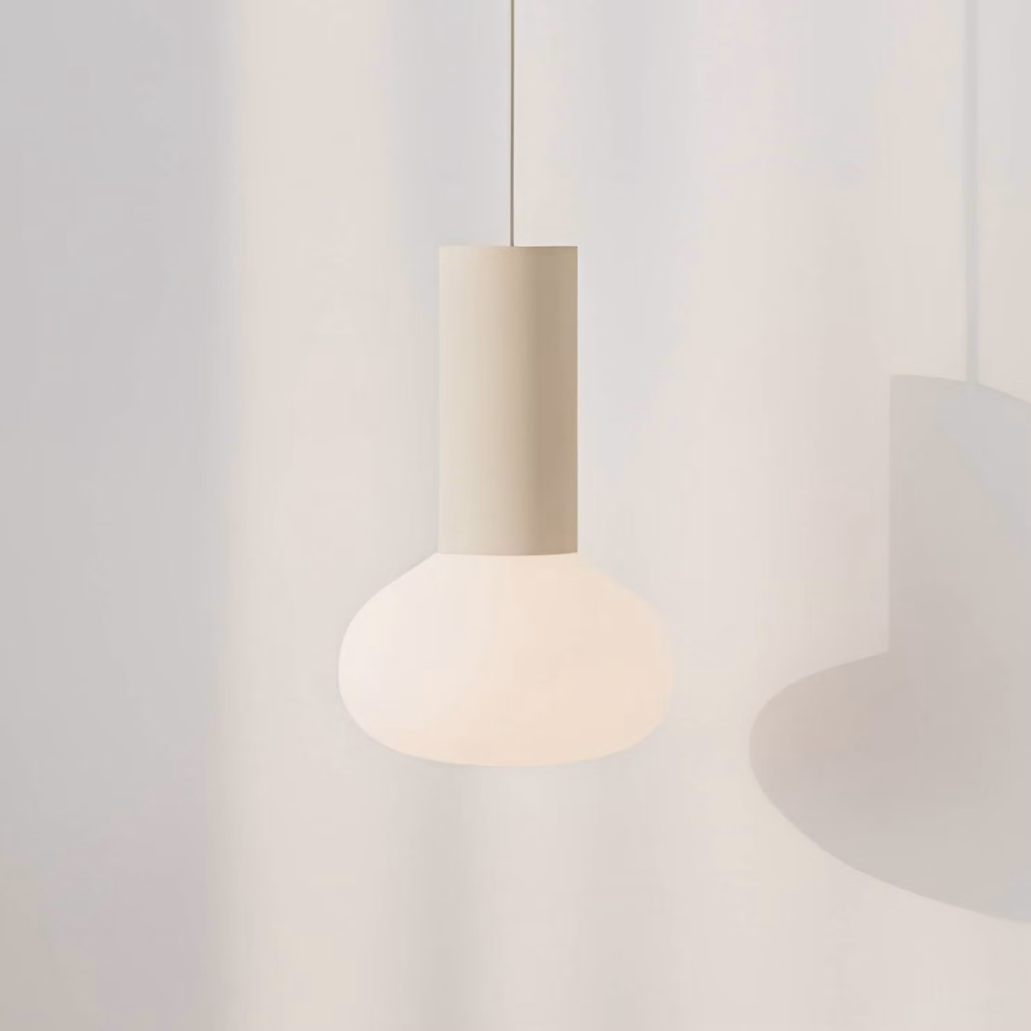 Lampada a sospensione in vetro Flo ALDEX, dimmerabile, Crema / Ambra, Soggiorno / Sala da pranzo, Metallo, Design, Lampada a sospensione