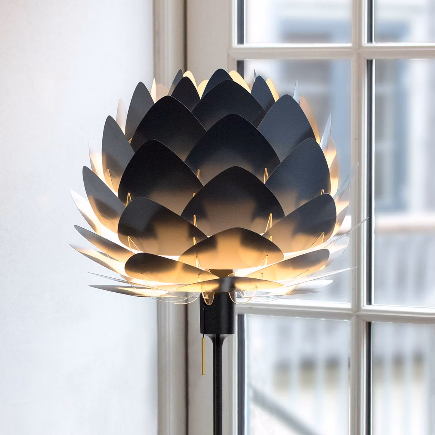 UMAGE Lampada da terra di design Aluvia, Nero, Soggiorno / Sala da pranzo, Alluminio, Scandinavo, Lampada da terra