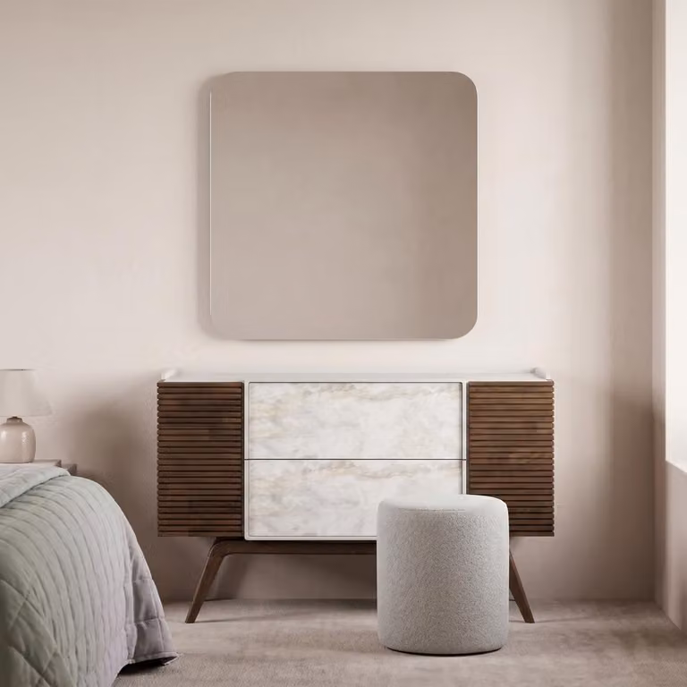 Set moderno da trucco: tavolo da trucco, specchio, sgabello, colori bianco e marrone, design elegante