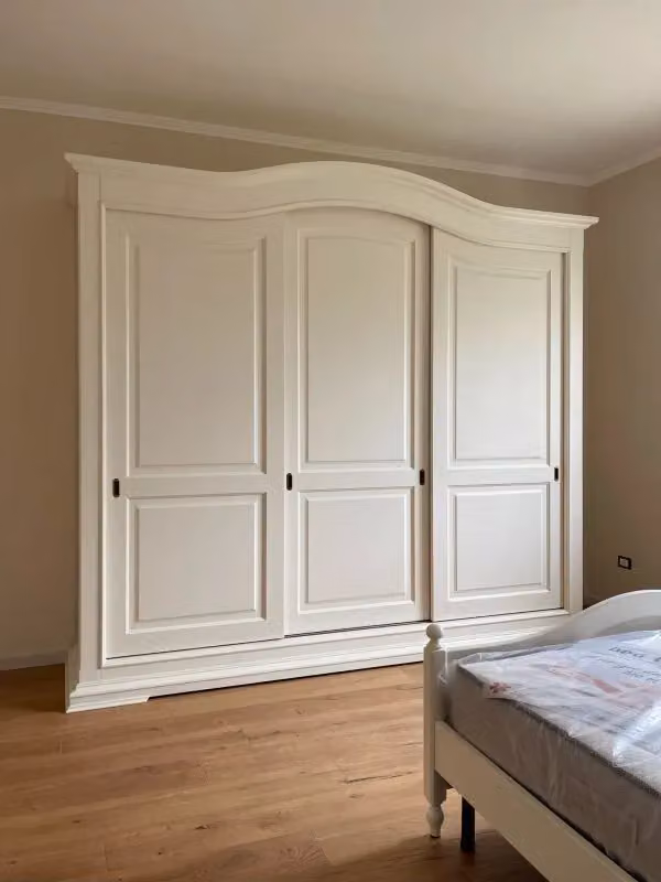 Armadio classico in legno bianco con 3 porte scorrevoli Mobili 2G L/P/H: 294 x 68 x 265 cm – 1
