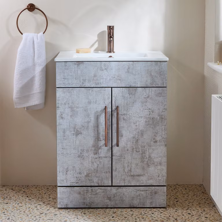 Mobile Bagno a Terra Grigio Cemento da 610mm con Lavabo e Maniglie con Barra a T in Rame - Cluo