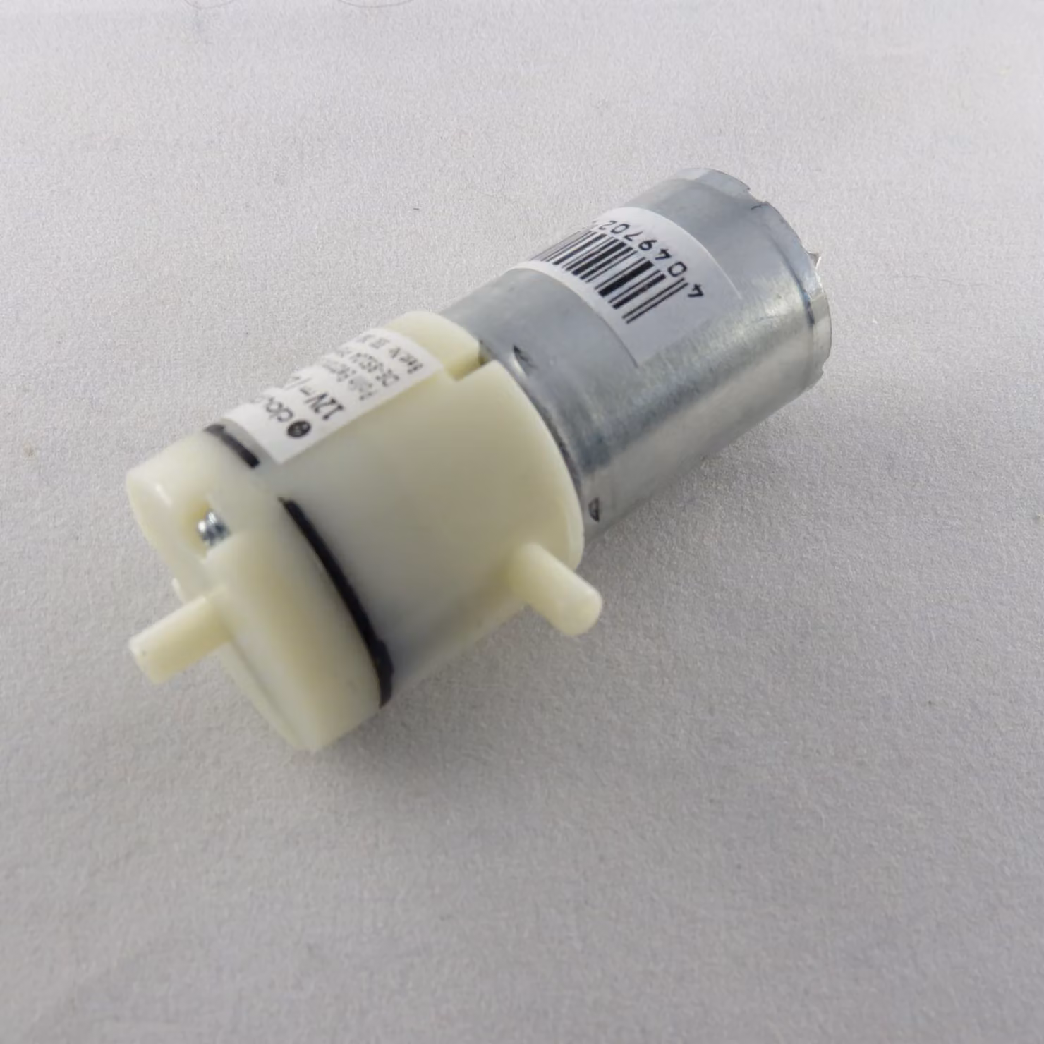 Pompa d'aria 12V, 50mA, massima pressione: 0,53 bar. Mini compressore per acquari, dosaggio di liquidi, modellismo, con attacco per tubo da 4 mm. Portata massima: 1,7 litri/minuto. Pressione massima: 0,53 bar
