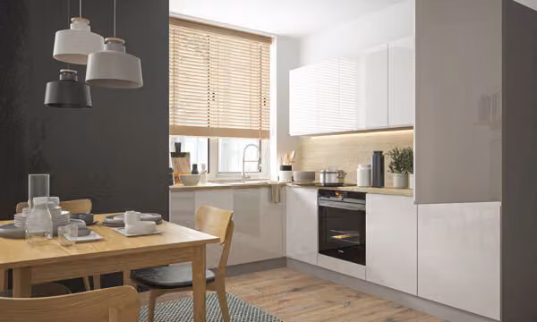 Blocco cucina a L "Carini" 180x285cm ad estrazione totale grigio - frontali acrilico bianco lucido