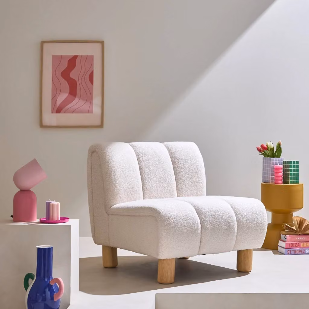 Poltrona relax Sweeek in tessuto bouclé beige con gambe in legno e struttura moderna con braccioli – 2