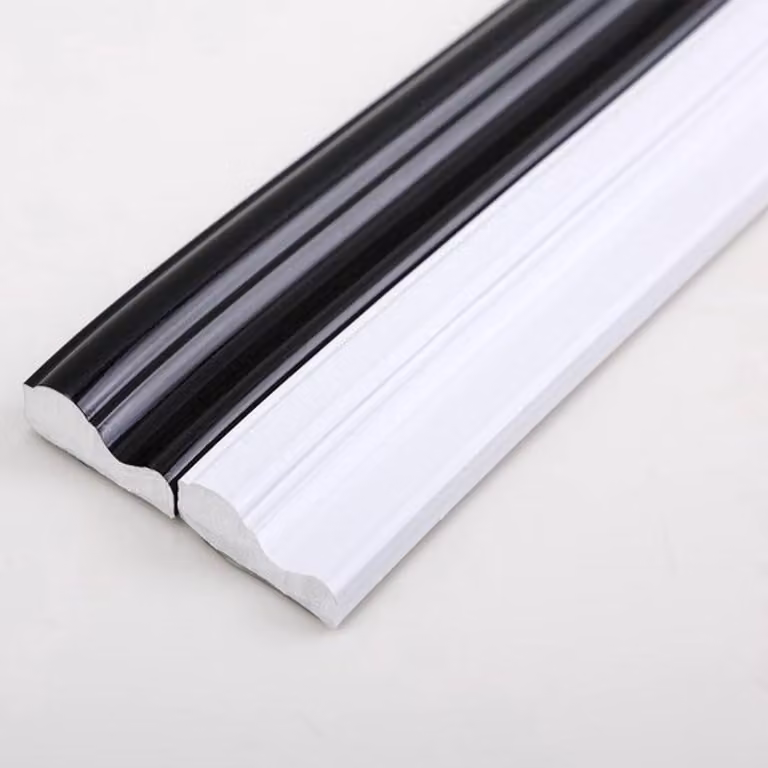 Flessibile - Impermeabile - Resistente - Atossico - Adatto per superfici lisce - Profilo decorativo