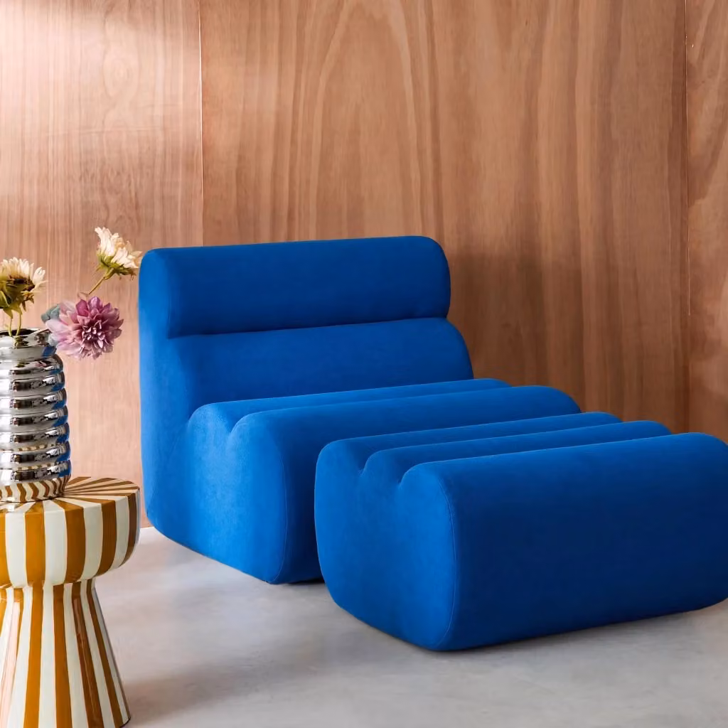 Poltrona lounge Sweeek in tessuto con poggiapiedi, blu – 2