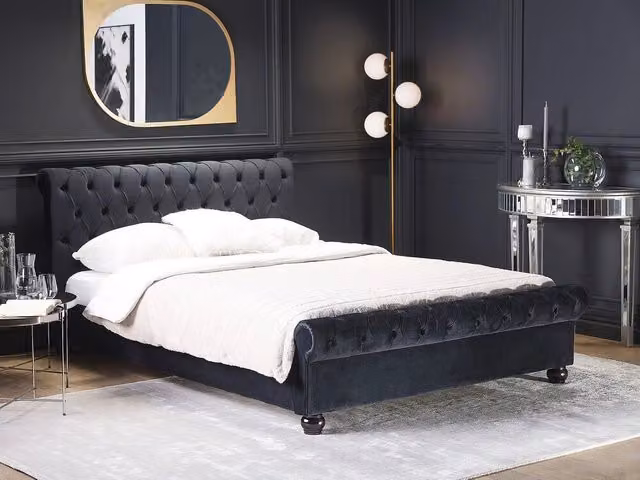 Letto matrimoniale Beliani in velluto nero stile Chesterfield con gambe in legno di pioppo L/P/H: 140 x 200 cm