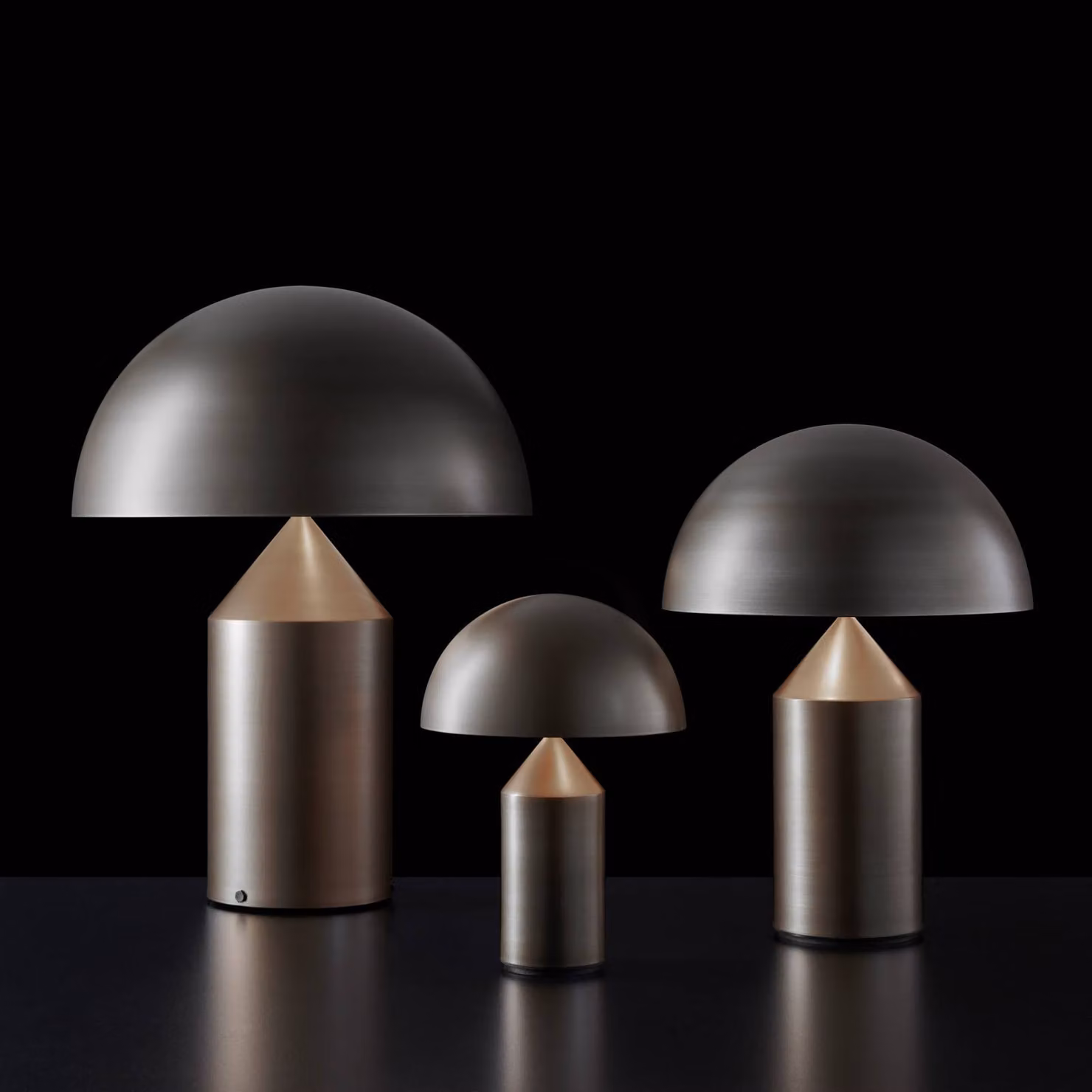 Oluce Lampada da tavolo di design Atollo, Bronzo / Ottone antico, Soggiorno / Sala da pranzo, Alluminio, Design, Lampada da tavolo