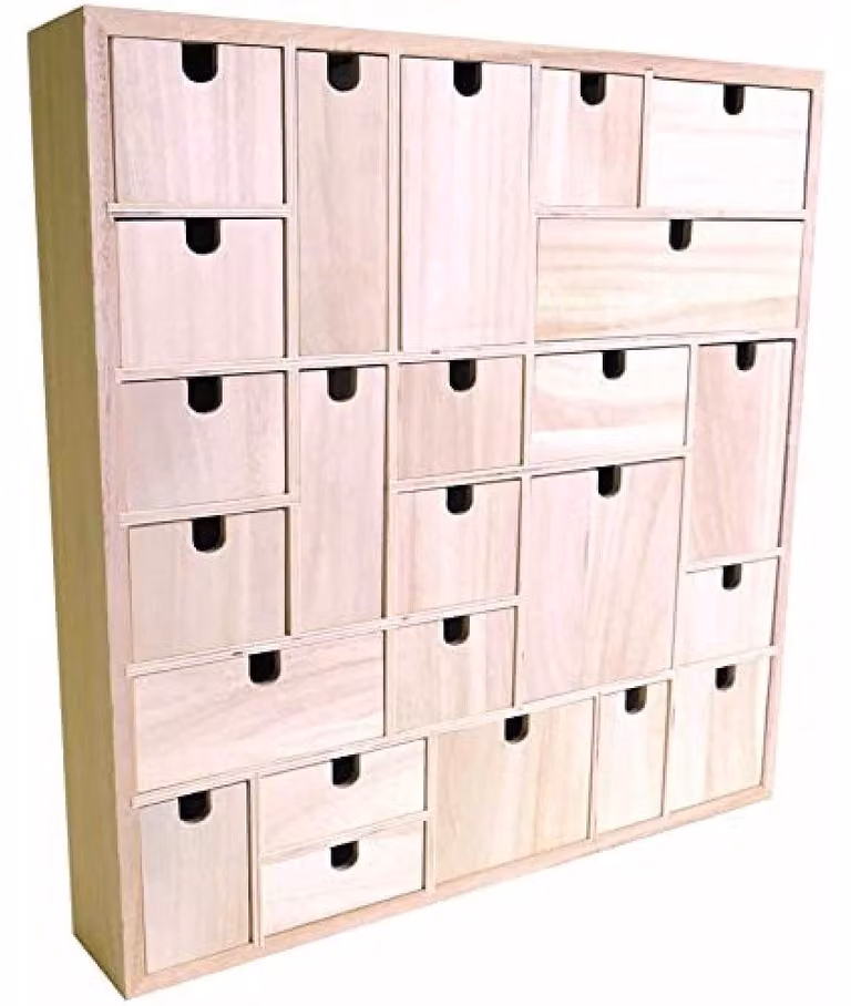 Calendario dell'Avvento in legno con motivi geometrici, ideale per la decorazione