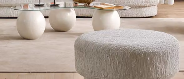 Set per soggiorno (2 pezzi): poggiapiedi in bouclé e tavolino da caffè di design
