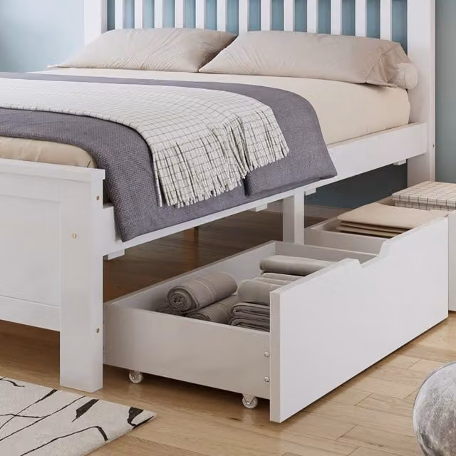 Letto in legno bianco 140x200 cm con cassetti contenitore e testiera a doghe verticali, senza materasso
