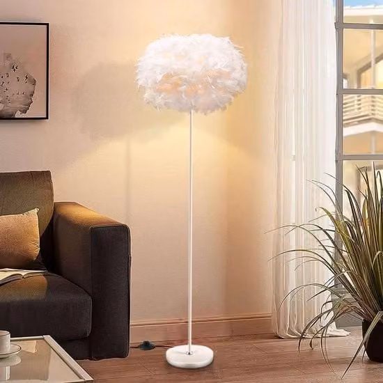 Lampada da tavolo in piume bianche con base in metallo e interruttore a pedale, Altezza: 140 cm