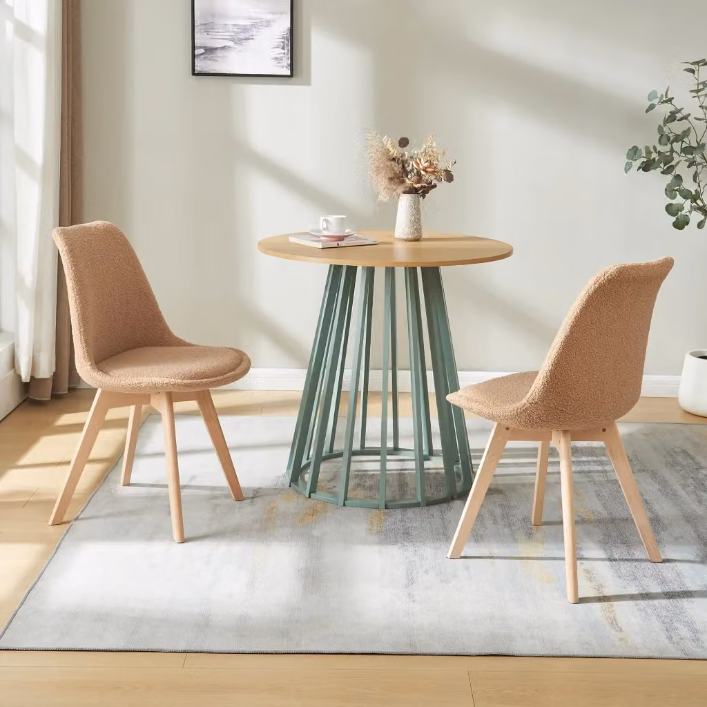 Set di 4 sedie da sala da en.casa con seduta imbottita in tessuto bouclé beige e struttura in legno di faggio, L: 54 cm, P: 46 cm, H: 82 cm – 2