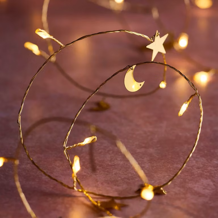 Catena luminosa con 20 LED a forma di luna e stelle, filo dorato, 2 metri, con timer