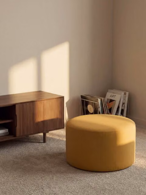 Pouf rotondo Harmony Kenay Home rivestito in tessuto giallo senape, diametro 80 cm