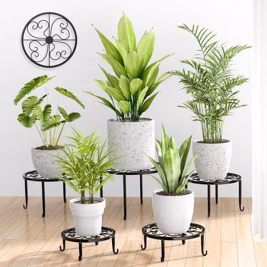 Set di 5 supporti per piante in metallo, ideali per interni ed esterni, con diverse altezze (18–28 cm), resistenti alla ruggine, stabili e dotati di protezioni per il pavimento