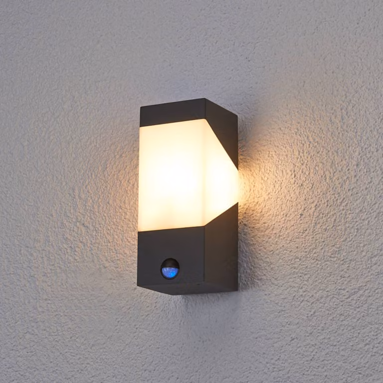 Lucande Applique da esterno Kiran, con sensore, grigia, IP44, E27 Kiran Lucande, dimmerabile, Nero, Alluminio, Moderno