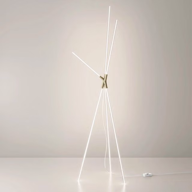 Brilliant Lampada da terra di design a treppiede con diffusori cilindrici in policarbonato e struttura in alluminio finitura Oro, tecnologia LED