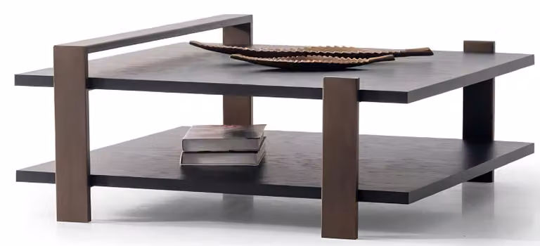 Moderner Couchtisch mit braunem Metallrahmen und Holzregalen