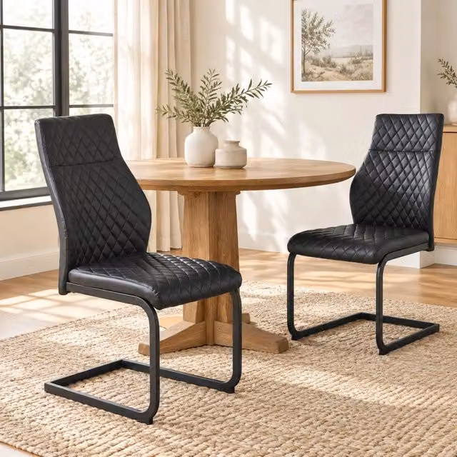 Set tavolo rotondo da 107 cm con doppio piano portaoggetti + 2 sedie da pranzo nere in MDF e metallo stile industriale