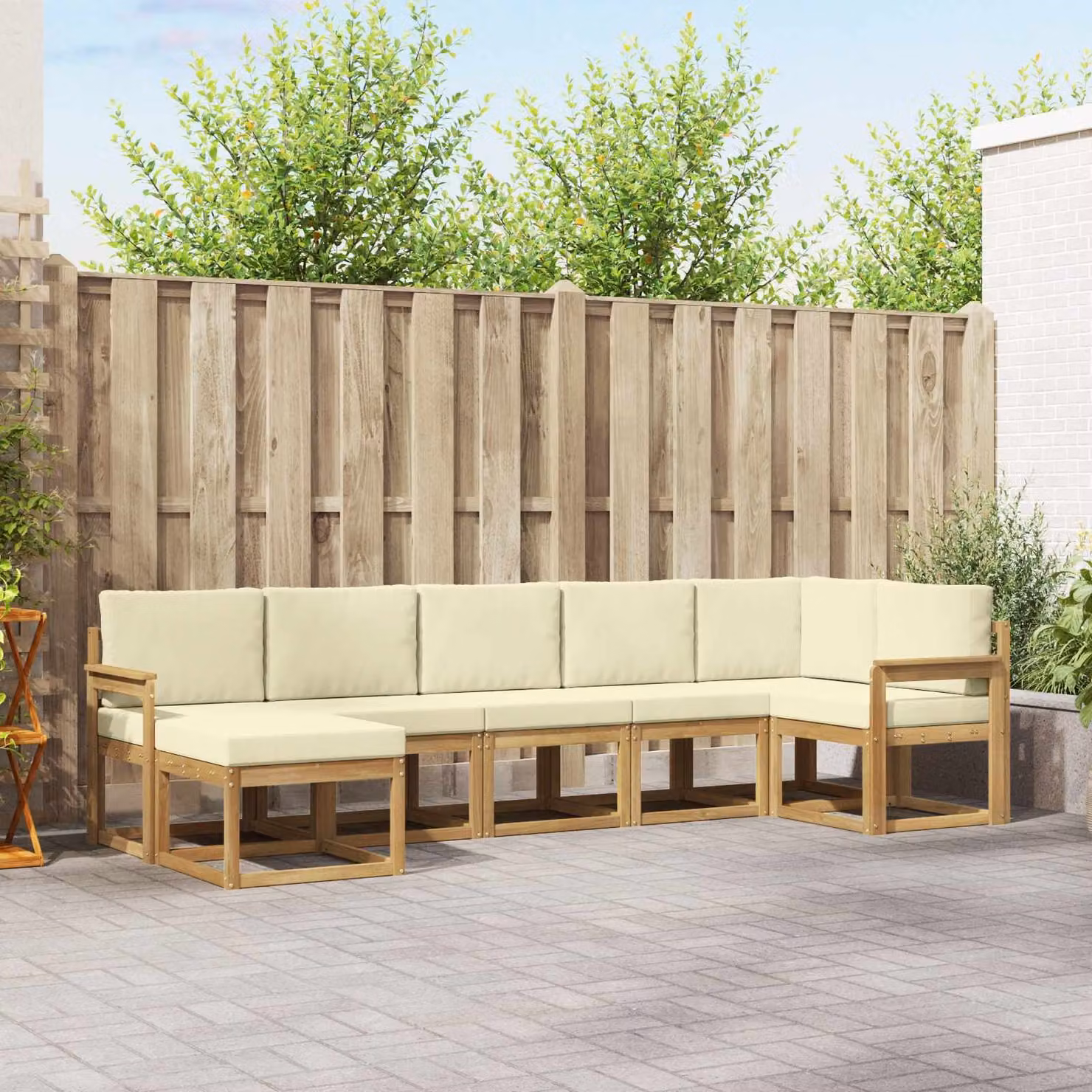 vidaXL Set di divani da esterno a L composto da 7 pezzi in legno di acacia con cuscini in poliestere bianco e beige