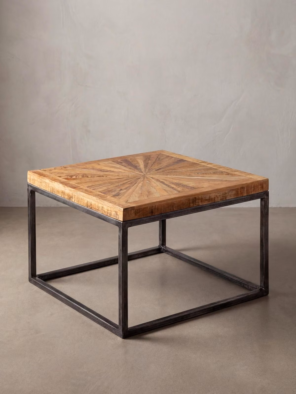 Tavolino in legno di mango, design moderno, ampio ripiano, gambe stabili. 55x55x40 cm | Kadima Design