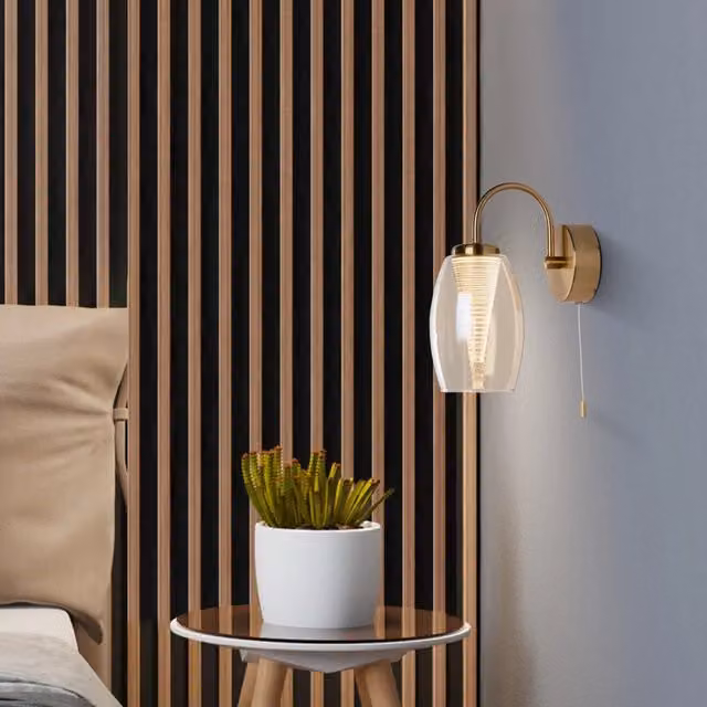 Applique da parete moderna Searchlight Ciclon in metallo bronzo e vetro trasparente con LED da 6W 3000K luce bianca calda – 1