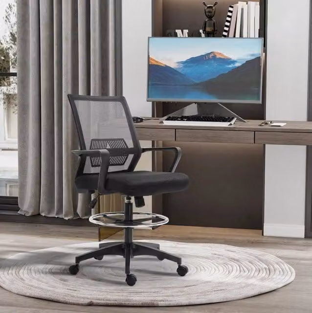 Sedia da ufficio ergonomica nera con supporto lombare, altezza regolabile e base girevole con rete traspirante