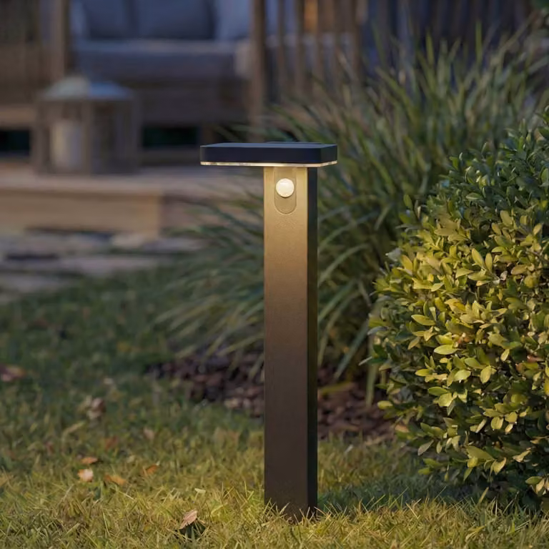 Lampione a LED PRIOS Tarlson, angolare, antracite, sensore Tarlson, Nero, Plastica, Moderno