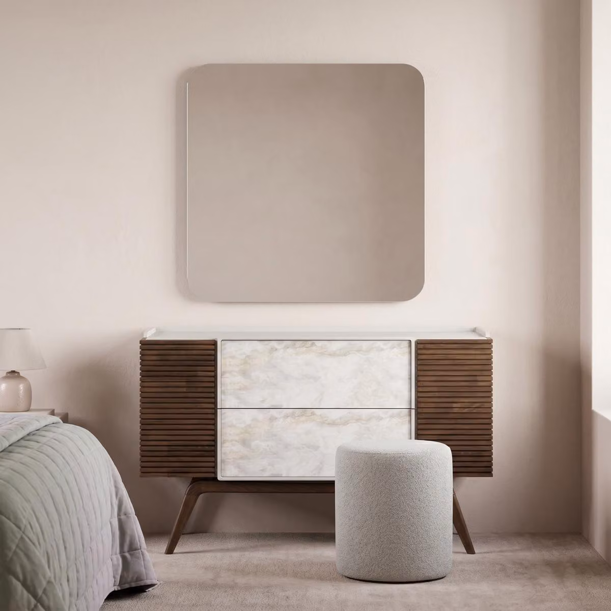 Set moderno da trucco: tavolo da trucco, specchio, sgabello, colori bianco e marrone, design elegante