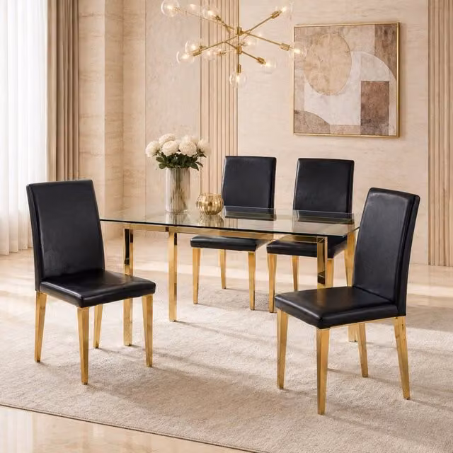 Set di 4 sedie da pranzo Mivray in similpelle nera con gambe quadrate in metallo dorato e schienale curvo