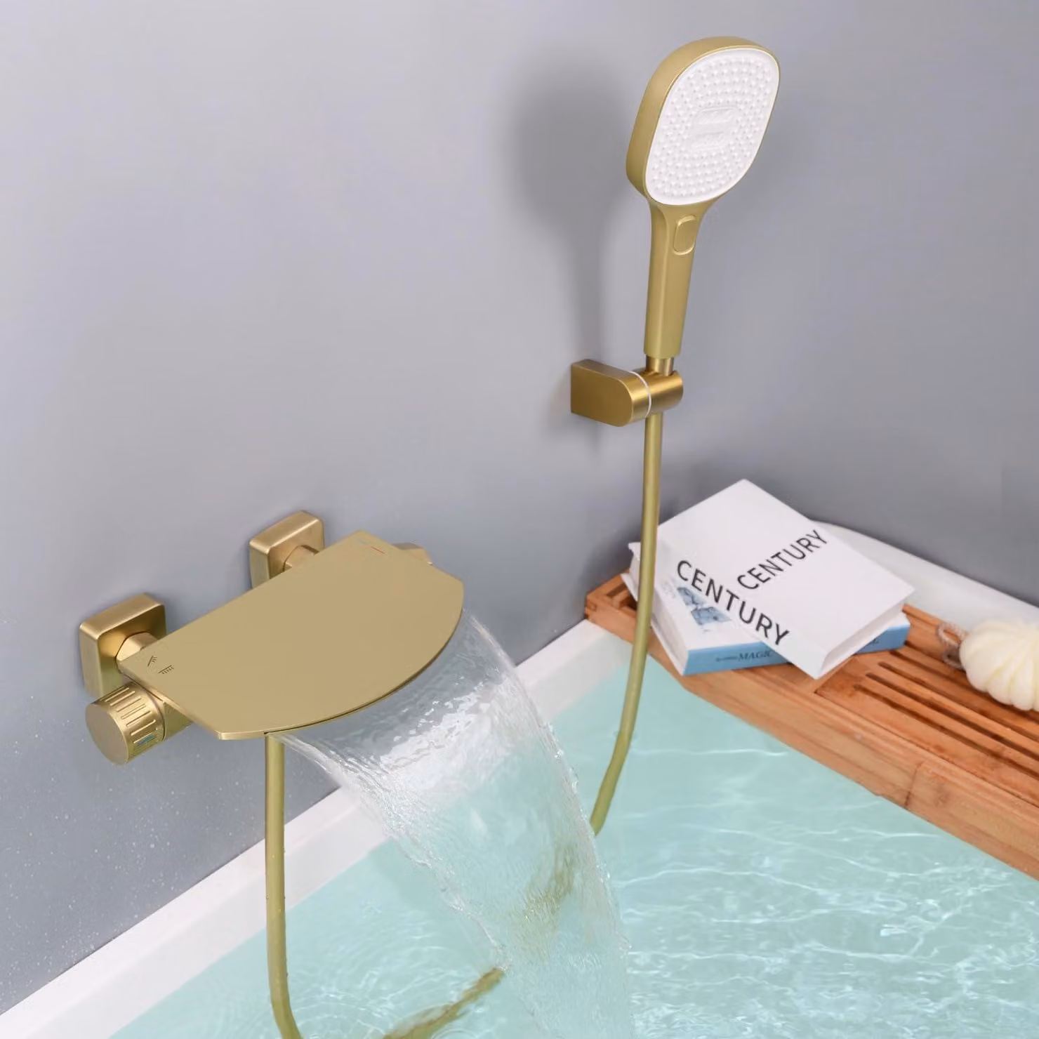 Rubinetto per vasca da bagno con doccetta, finitura oro spazzolato, montaggio a parete