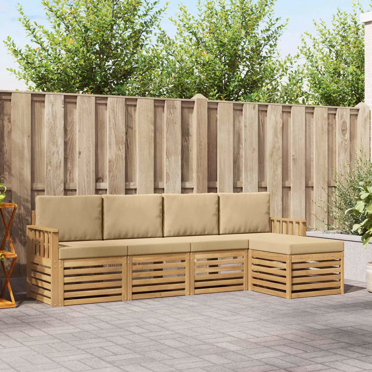 Set di divani da esterno vidaXL a forma di L composto da 5 pezzi in legno di acacia con cuscini bianchi e beige