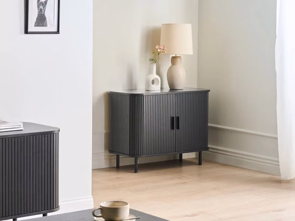 Credenza Beliani in stile retrò con ante scorrevoli in MDF e gambe in metallo nero, finitura pino scuro, ideale per soggiorno o camera da letto, L: 120 cm, P: 40 cm, H: 80 cm – 2