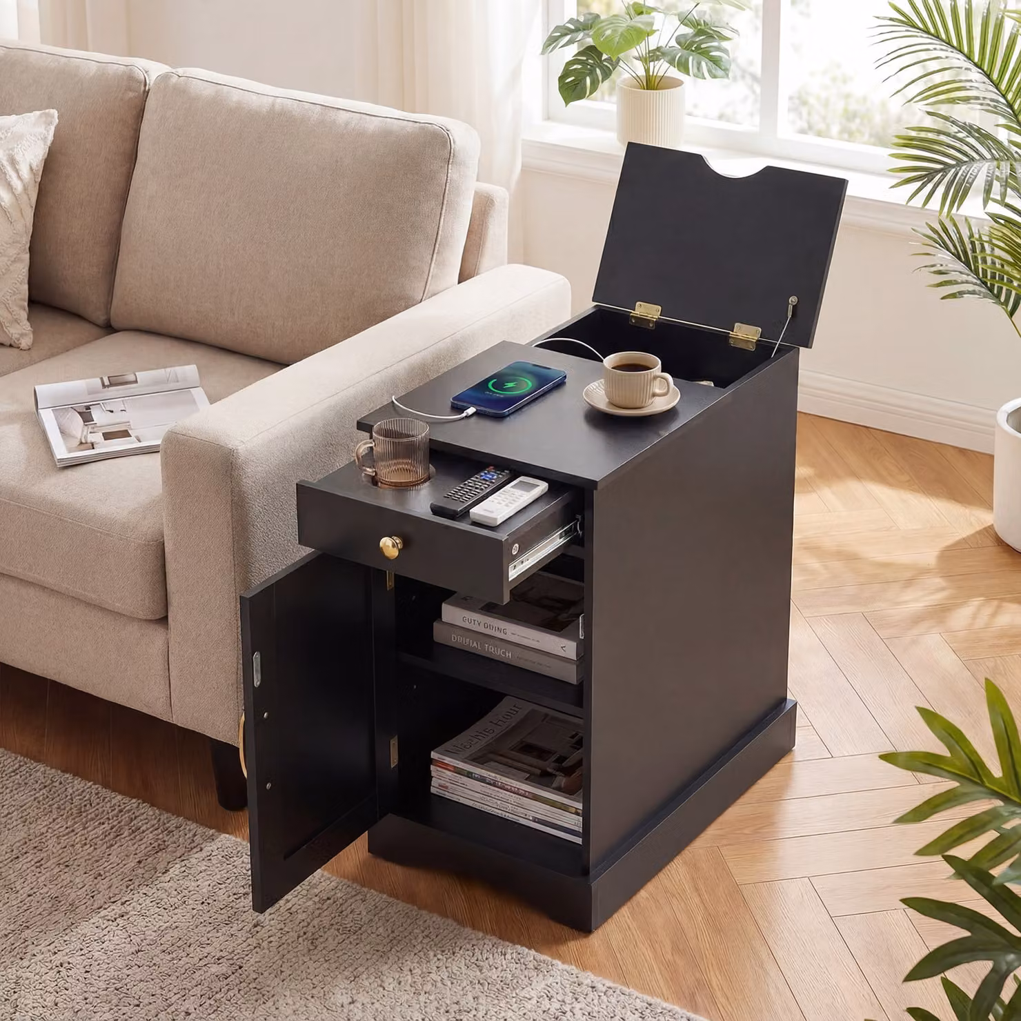 Tavolino da divano Costway in legno con stazione di ricarica e cassetto, comodino stretto con ripiano regolabile per soggiorno e camera da letto, Nero