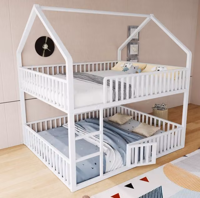 Letto a castello ULEVR 140x200 cm in metallo bianco con struttura a casetta, scala frontale e porta inferiore