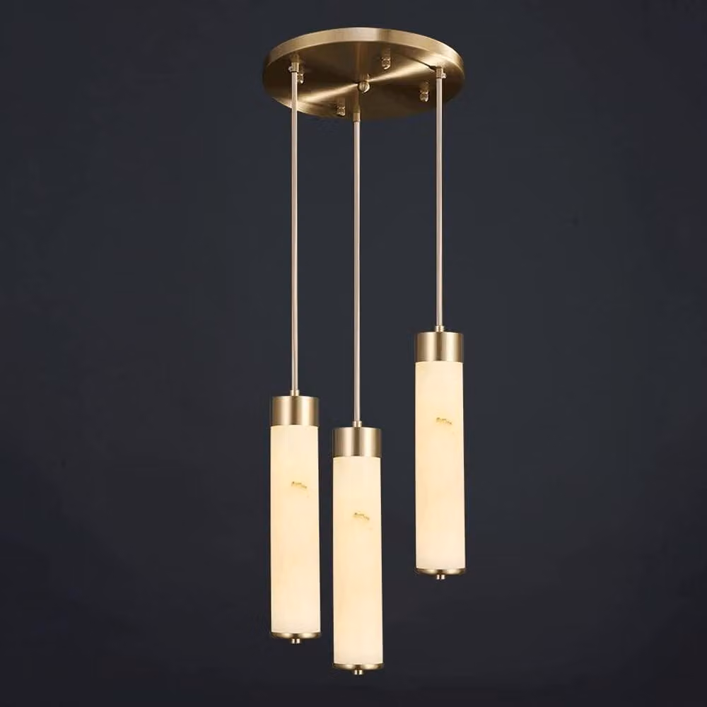 Lampada da tavolo con paralume cilindrico in marmo, finitura bianca e dettagli in ottone