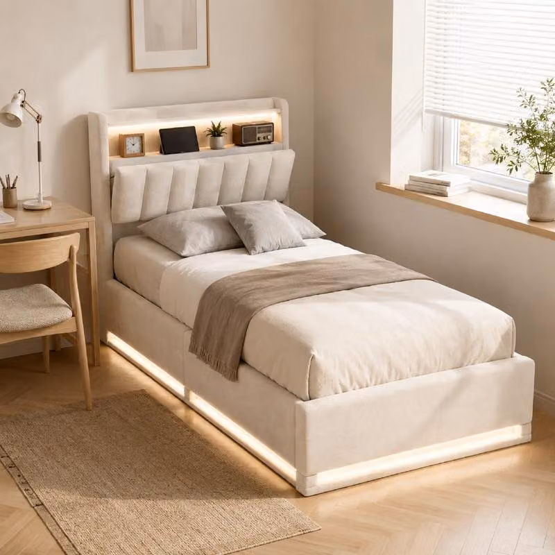 Letto singolo ProximaX, 90x200 cm, rivestito in velluto beige, con illuminazione RGB a LED, prese USB e spazio contenitivo integrato nella testiera