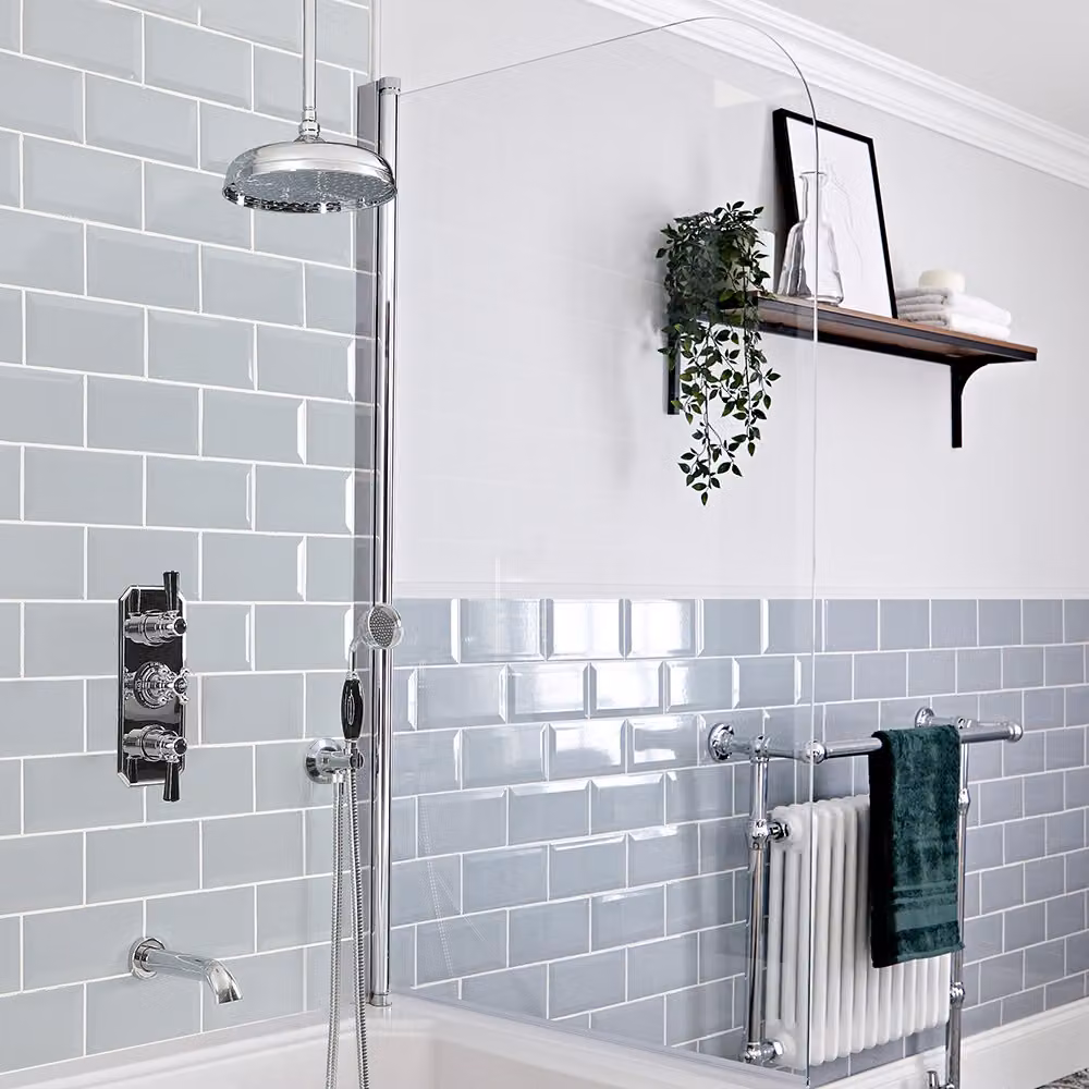 Sistema Termostatico Tradizionale Elizabeth HudsonReed per Doccia e Vasca con Soffione da 200mm, Doccetta e Braccio a Soffitto, Colore Cromo e Nero