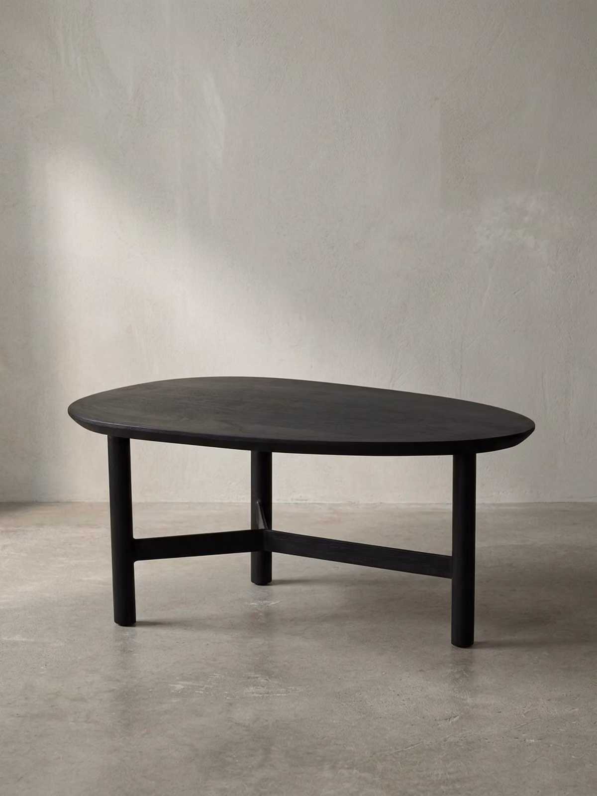 Tavolino da salotto 86x50x37 cm in legno massello di mango / metallo nero Tavolino da salotto, tavolino da salotto di design a forma di rene, tavolino da caffè a tre gambe Salotto moderno