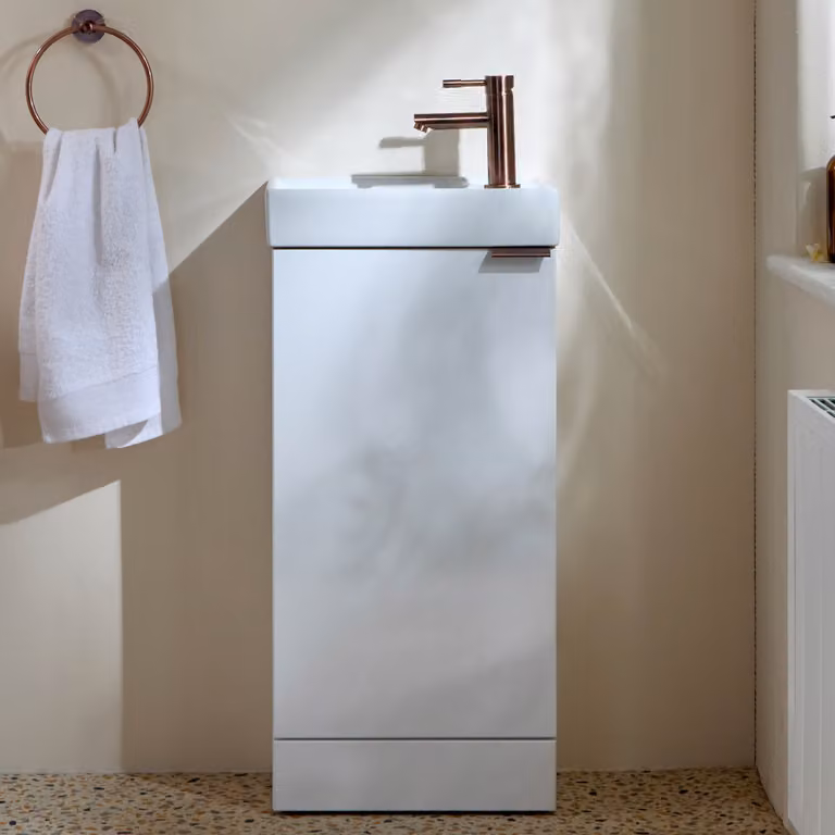 Mobile Bagno a Terra Bianco da 400mm con Lavabo e Maniglia con Impugnatura a Dito in Bronzo Spazzolato - Cluo