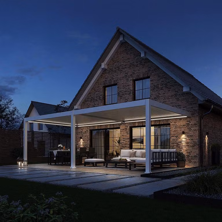 Pergola elettrica da parete Weide E-Deluxe Plus, interamente in alluminio, 4x8 m, con tetto a lamelle bianco