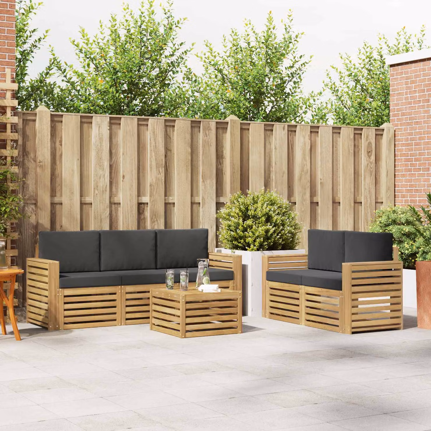 vidaXL Set di divani da esterno a L con tavolo da caffè, 6 pezzi, Bianco, Antracite e Grigio, in legno di acacia e tessuto