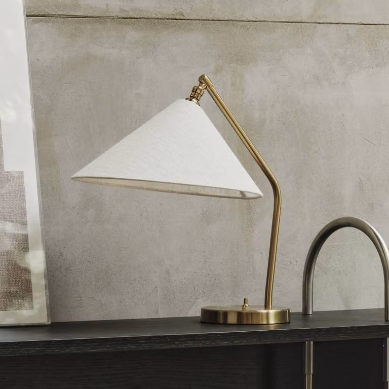 GUBI Lampada da tavolo di design Gräshoppa, Alluminio / Grigio / Zincato, Soggiorno / Sala da pranzo, Tessuto / Stoffa / Seta, Design, Lampada da tavolo