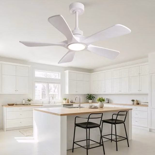 Ventilatore da soffitto con LED e 5 pale in legno bianco, dotato di telecomando e timer, ideale per camera da letto o soggiorno