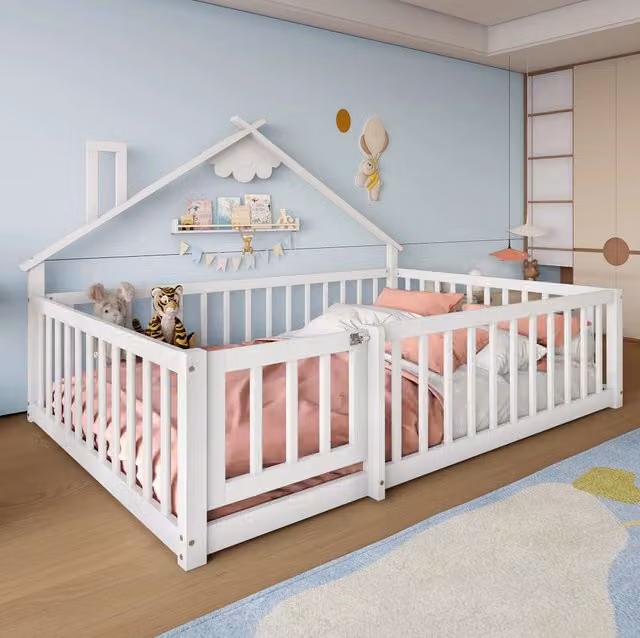 Letto per bambini 140x190 cm con spondino e serratura in pino e MDF bianco