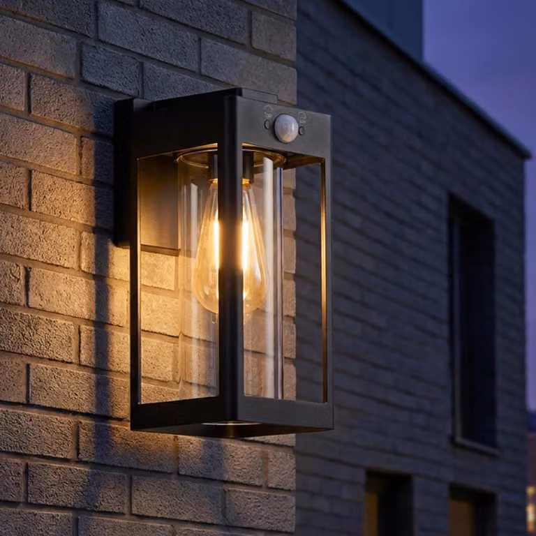 Lampada da esterno LUMILED con sensore di movimento, attacco E27, grado di protezione IP54, impermeabile, colore nero. Lampada da parete esterna per giardino, terrazza, ingresso, balcone, massima potenza 13W LED (lampadina non inclusa). Lampada da parete